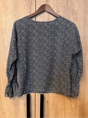 Uniqlo Flowy Black Blouse White Micro Ditzy Floral Print XS Women’s Long Sleeve